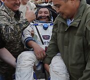 Kazachstane nusileido kapsulė su trimis astronautais.