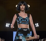 Niujorko mados savaitėje pasirodė modelis Rebekah Marine su bionine ranka