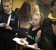 Niujorko mados savaitėje pasirodė modelis  Madeline Stuart, kuri serga dauno sindromu