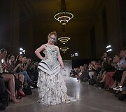 Niujorko mados savaitėje pasirodė modelis  Madeline Stuart, kuri serga dauno sindromu