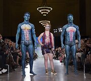 Niujorko mados savaitėje pasirodė modelis  Madeline Stuart, kuri serga dauno sindromu