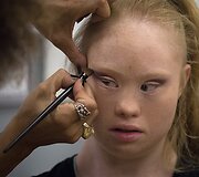 Niujorko mados savaitėje pasirodė modelis  Madeline Stuart, kuri serga dauno sindromu