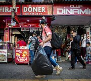 Izmire Turkijoje klesti prekyba gelbėjimosi liemenėmis ir kitomis prekėmis pabėgėliams