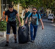 Izmire Turkijoje klesti prekyba gelbėjimosi liemenėmis ir kitomis prekėmis pabėgėliams
