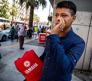 Izmire Turkijoje klesti prekyba gelbėjimosi liemenėmis ir kitomis prekėmis pabėgėliams
