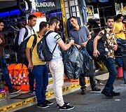 Izmire Turkijoje klesti prekyba gelbėjimosi liemenėmis ir kitomis prekėmis pabėgėliams