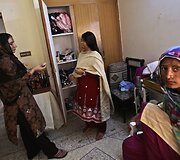 Safia Khair (de&scaron;inėje) buvo giminaičio aplieta rūg&scaron;timi kai jai tebuvo metukai, užpuolikas taikė į jos motiną