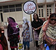 Prieglauda moterims sužalotoms dėl &bdquo;&scaron;eimos garbės&ldquo; Pakistane 