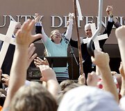 Kim Davis paleista i&scaron; are&scaron;tinės