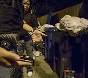 Policijos pareigūnai suranda paslėptą ginklą, kurio vietą i&scaron;davė sulaikytas asmuo
