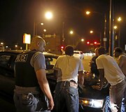 Policininkai apklausia sulaikytus vyrus