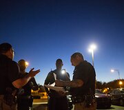 Policijos pareigūnai aptaria situaciją