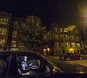 Policijos pareigūnas tikrina sulaikyto asmens tapatybę