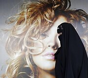 Musulmonė Gisele Marie grojanti sunkiojo metalo grupėje &bdquo;Spectrus&ldquo;