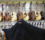 Musulmonė Gisele Marie grojanti sunkiojo metalo grupėje &bdquo;Spectrus&ldquo;