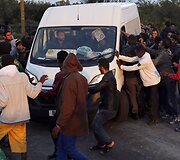 Migrantai pasitinka labdarą atgabenantį automobilį