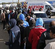 Migrantai &bdquo;Naujosiose džiunglėse&ldquo; stoja į eilę prie dalijamo maisto