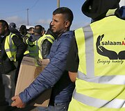 Migrantams dalijama labdara