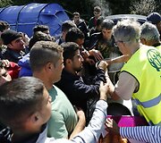 Migrantams &bdquo;Naujosiose džiunglėse&ldquo; dalijamas maistas