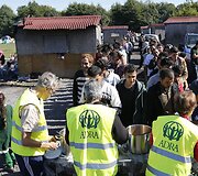 Migrantams &bdquo;Naujosiose džiunglėse&ldquo; dalijamas maistas