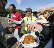 Migrantams &bdquo;Naujosiose džiunglėse&ldquo; dalijamas maistas