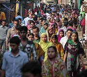Darbininkai keliauja į gamyklą Banglade&scaron;e