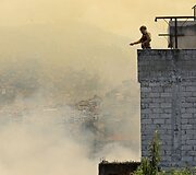 Prie Ekvadoro sostinės dega didžiuliai mi&scaron;ko plotai