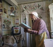 85 metų Galina balsuoja namuose Rusijos rinkimuose