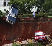 Kinijoje atsivėrusi smegduobė prarijo du automobilius