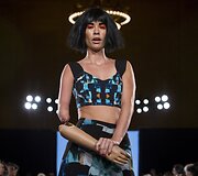 Modelis Shaholly Ayers Niujorko mados savaitėje nusiima rankos protezą