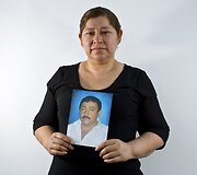 Norma Leticia Saenz Martinez laiko dingusio vyro nuotrauką
