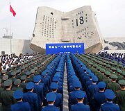 Kinijos kariai prie memorialo
