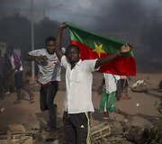 Vyras laiko Burkina Faso vėliavą