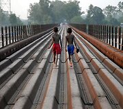 FP_Berniukai keliauja senu tiltu Indijoje
