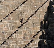 Berniukas indijoje lipa istoriniu Chand Baori laiptiniu &scaron;uliniu