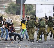 Užsimaskavę Izraelio kariai tarp palestiniečių palestiniečių padeda suimti protestuotojus
