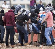Užsimaskavę Izraelio kariai tarp palestiniečių palestiniečių padeda suimti protestuotojus