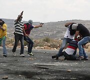 Užsimaskavę Izraelio kariai tarp protestuojančių palestiniečių