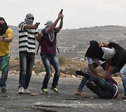 Tarp palestiniečių infiltruoti Izraelio policininkai sulaiko protestuotojus