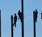 Vyrai mokosi lipimo į stulpą technikos Alabamoje