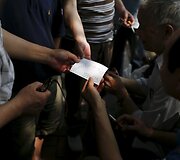 Investuotojai gatvėje dalinasi biržos informacija