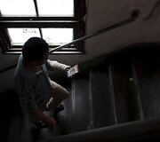 Gao Haibao tikrina biržų informaciją mobiliajame telefone