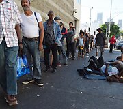 Benamiams Los Andžele dalijama labdara