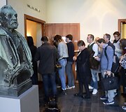 Žmonės renkasi į Nobelio medicinos premijos laimėtojų paskelbimą