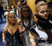 Moterys nyk&scaron;tukės kolekcijos pristatyme