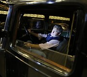 Domenico Agostinelli automobilyje, kuris priklausė Al Caponei