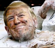 Donaldo Trumpo veidas garsiausiuose siaubo filmų kadruose