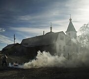 Moteris degina daržo atliekas Ukrainoje