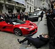 Vyras Niujorke mėgina nufotografuoti Ferrari automobilį