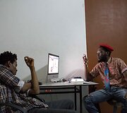 Jaunieji kūrėjai atsipalaiduoja fotografo studijoje